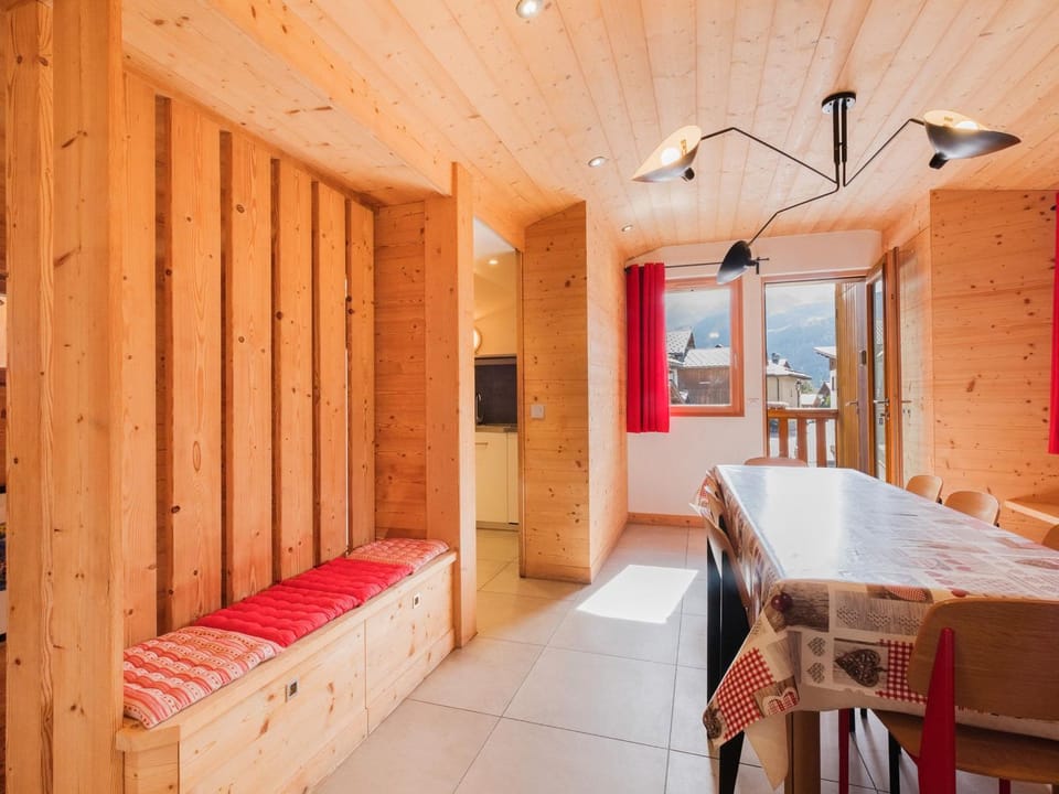 Chalet 4 chambres, proche pistes, parking, pour 8 personnes - FR-1-566-67 Apartment in Les Allues