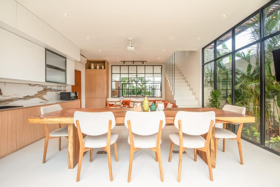 Opulent 6 BR in Canggu, 300m to Café Del mar House in North Kuta