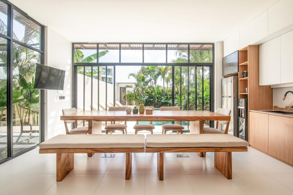Luxurious 6 Br in Canggu 400m to Beach House in North Kuta