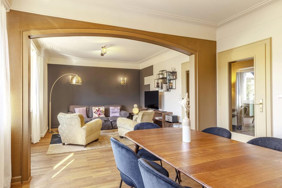 TV and multimedia, Living room, Seating area, Dining area