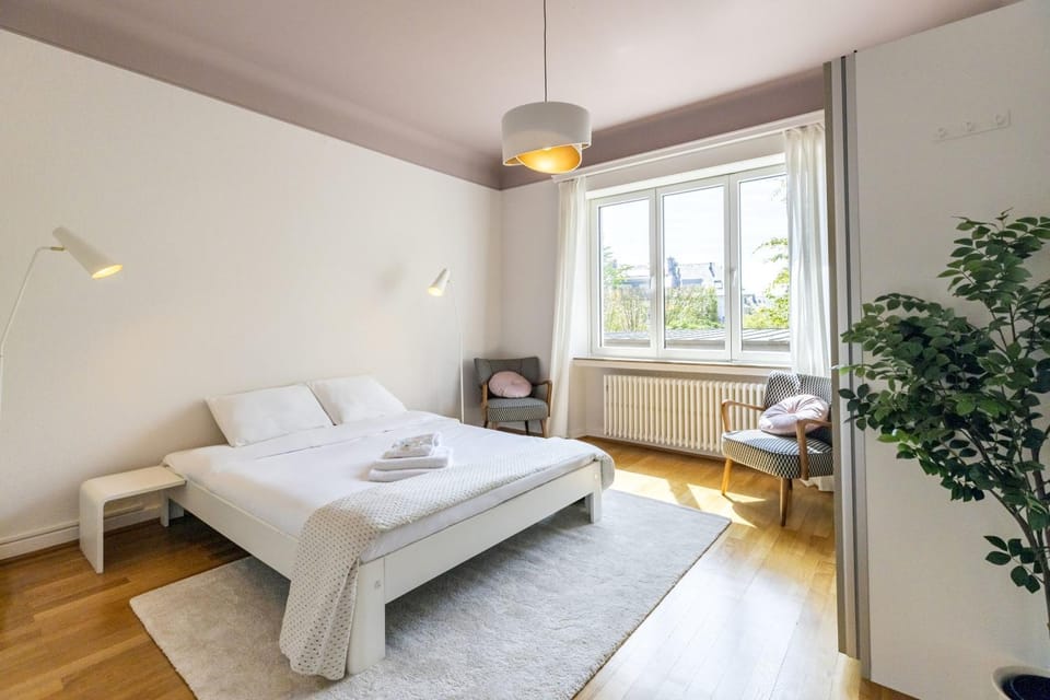 Bed, Photo of the whole room, Seating area, Bedroom, towels