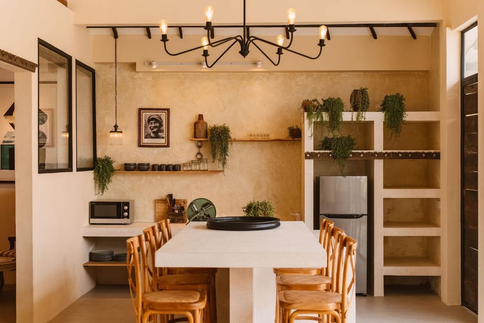Kitchen or kitchenette, Dining area, minibar, oven