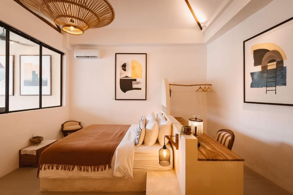 Bed, Living room, Photo of the whole room, Seating area, Bedroom