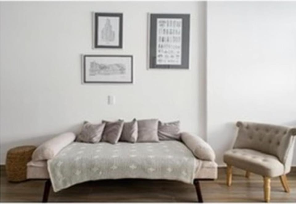 Bed, Seating area