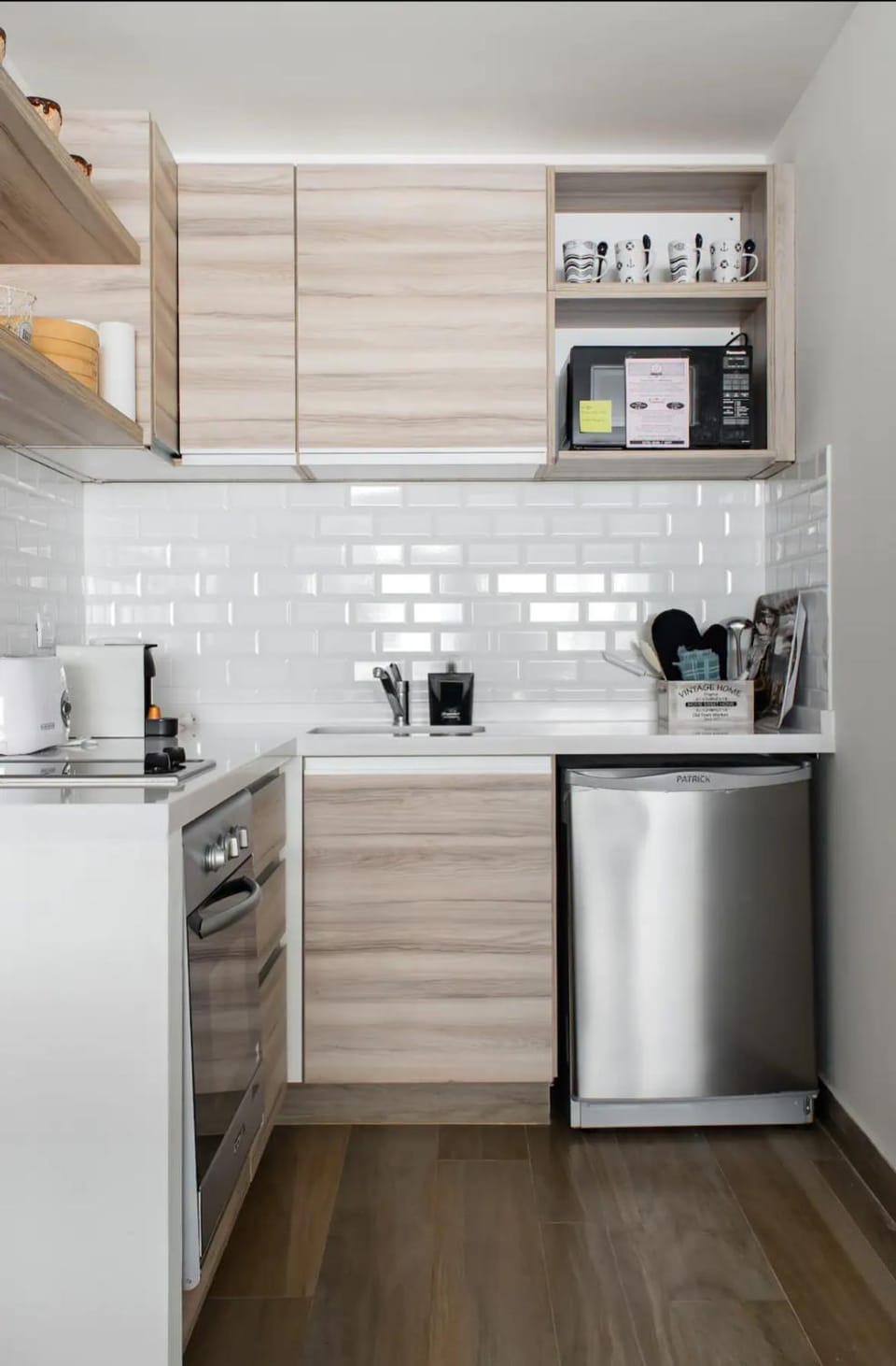 Kitchen or kitchenette, minibar, stove, toaster