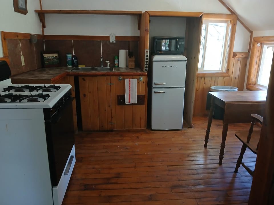 Coffee/tea facilities, Kitchen or kitchenette, Dining area, oven, pet friendly, stove, toaster