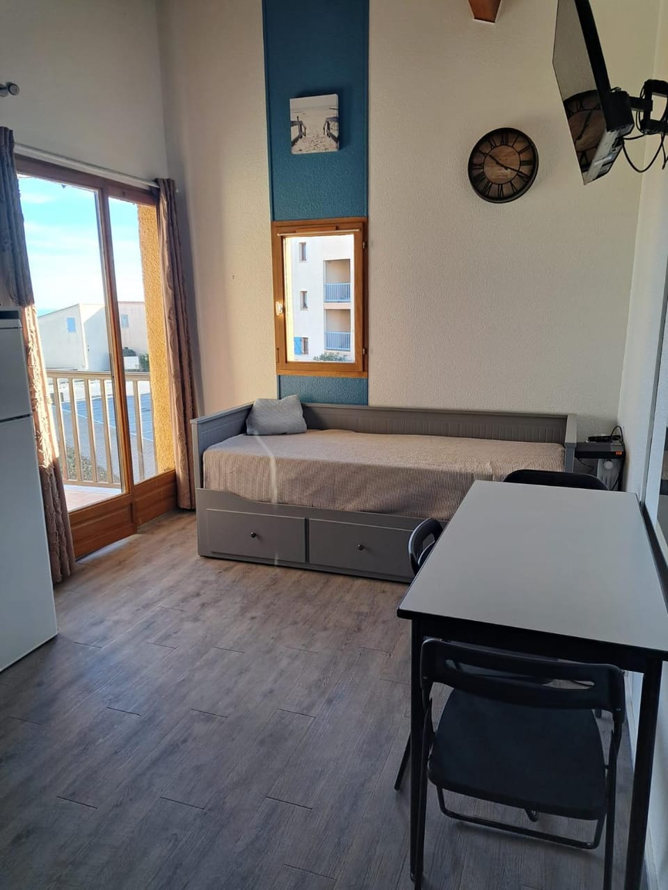 Bed, Living room, Seating area, Dining area, Bedroom