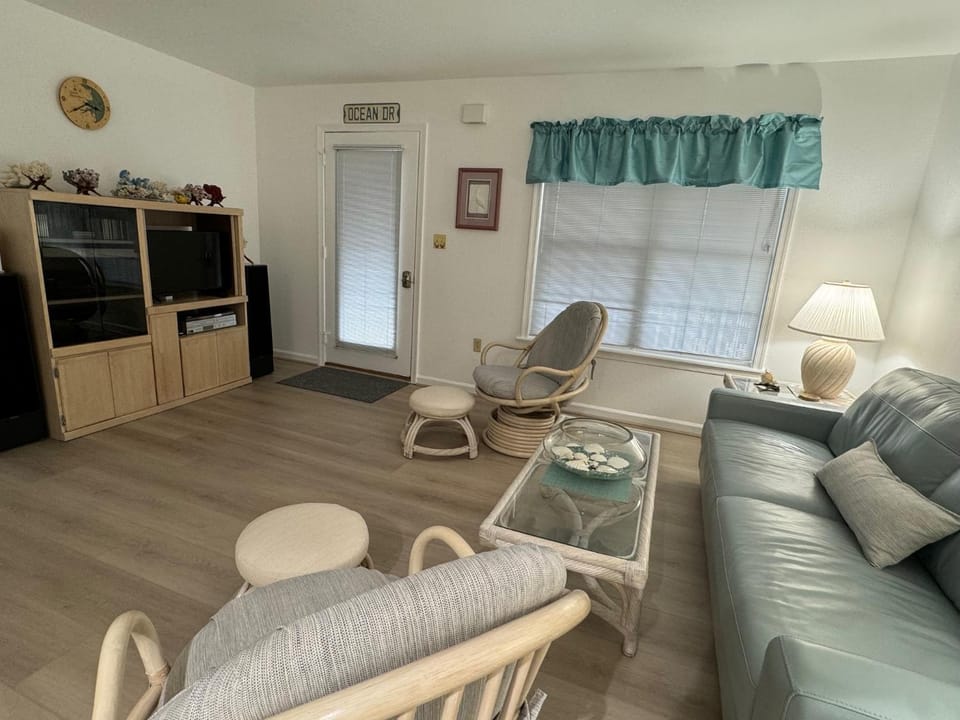 TV and multimedia, Kitchen or kitchenette, Living room, Seating area