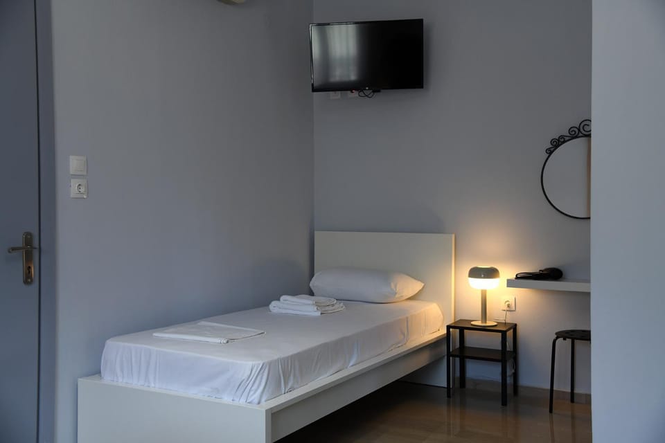 Bed, TV and multimedia, Bedroom