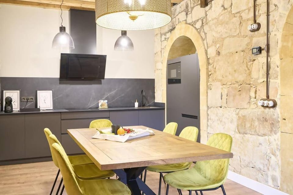 Kitchen or kitchenette, Dining area, stove, air conditioner, air conditioner
