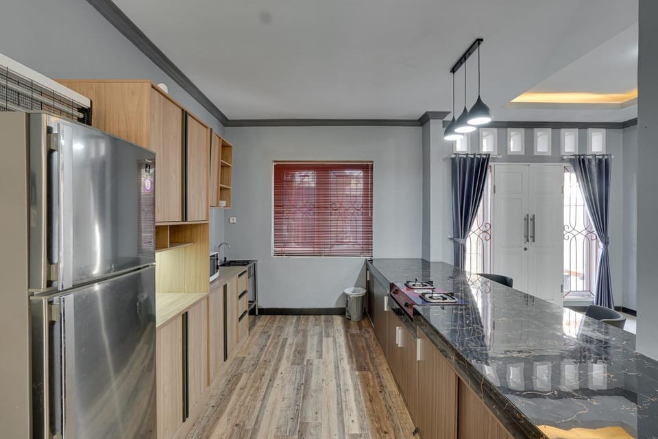 Kitchen or kitchenette, microwave, kitchen