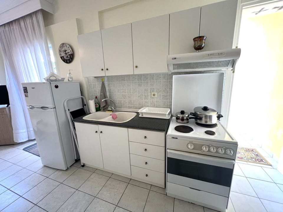 Kitchen or kitchenette, oven, stove
