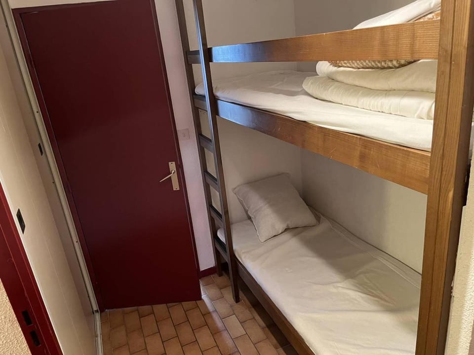 Bed, Photo of the whole room, bunk bed