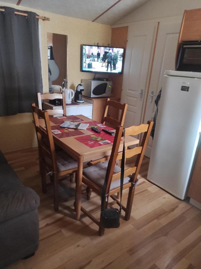 Mobil home agreable et fonctionnel Campground/ 
RV Resort in Besse-et-Saint-Anastaise