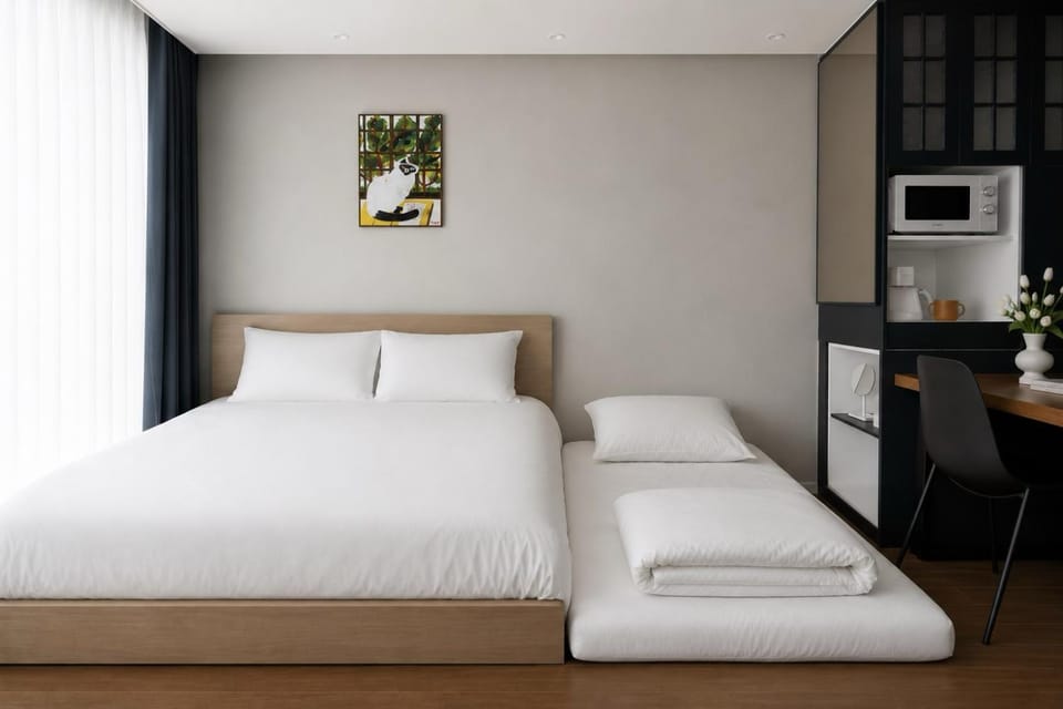 Bed, Kitchen or kitchenette, Bedroom, microwave