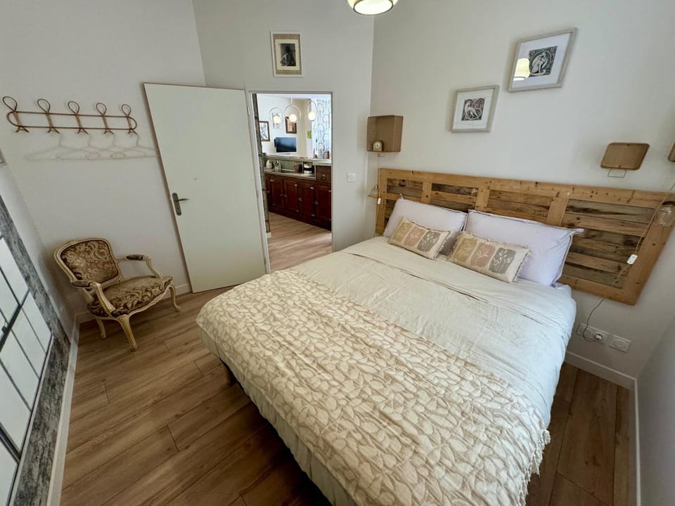 Bed, Photo of the whole room