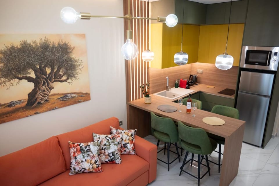 Kitchen or kitchenette, Dining area, stove
