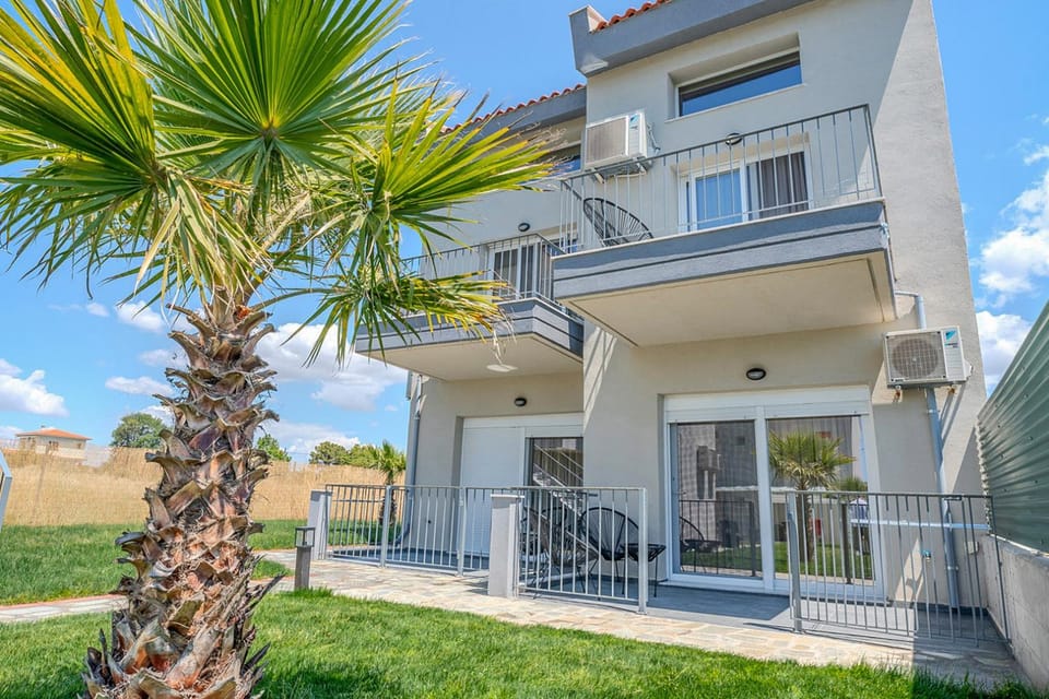 Property building, Patio, Spring, Day, Garden, View (from property/room), Balcony/Terrace, Garden view