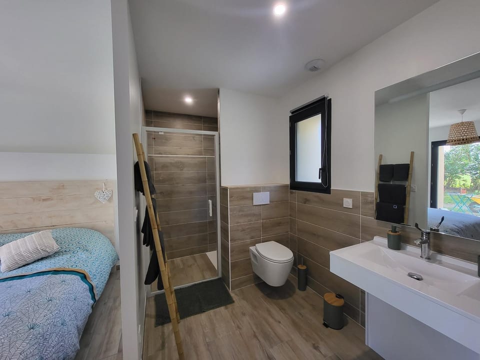 Shower, Toilet, Bathroom, Photo of the whole room, Bedroom, towels