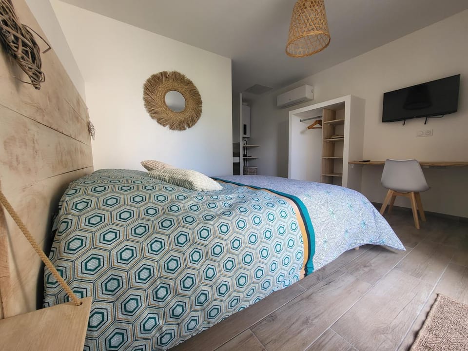 Bed, TV and multimedia, Photo of the whole room, Bedroom