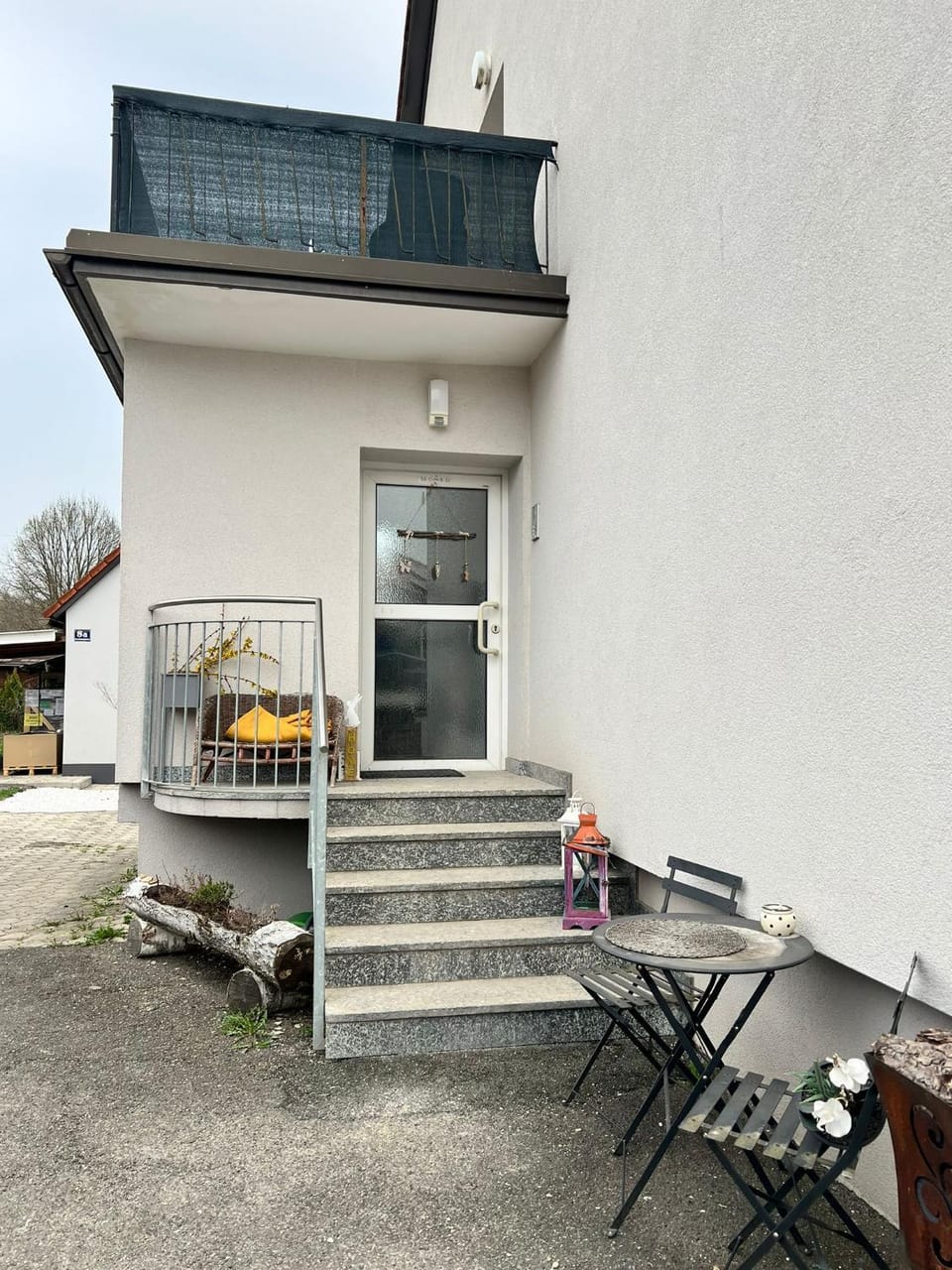 Property building, Day, Balcony/Terrace