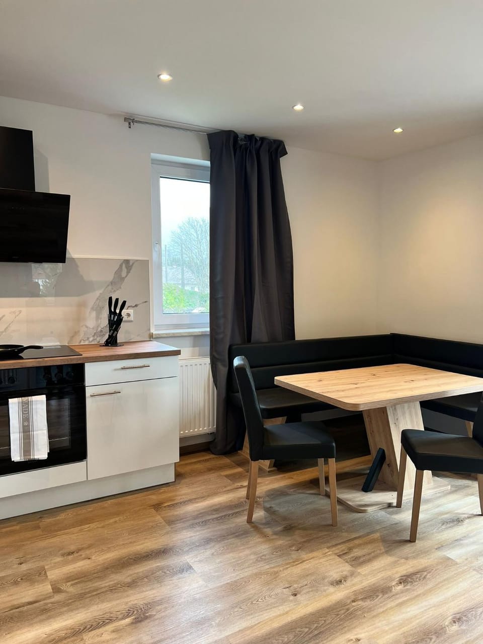 Kitchen or kitchenette, Seating area, Dining area