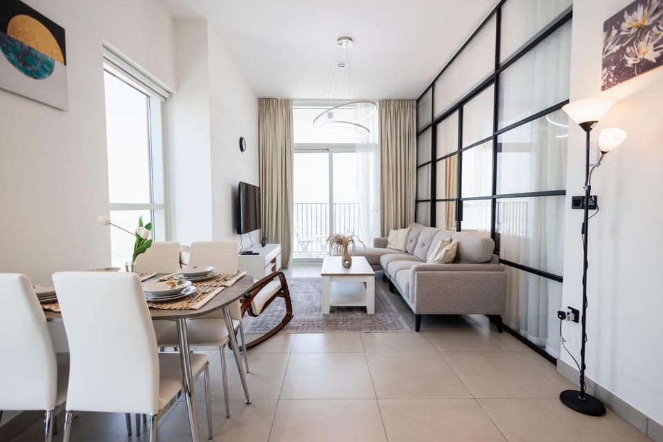 TV and multimedia, Living room, Photo of the whole room, Seating area, Dining area