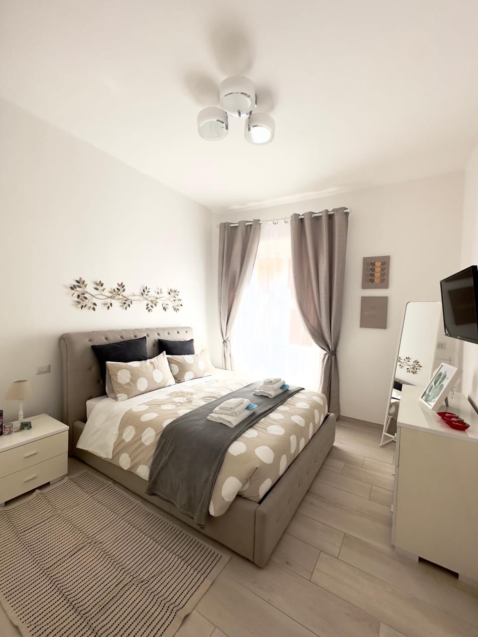Bed, TV and multimedia, Photo of the whole room, Bedroom