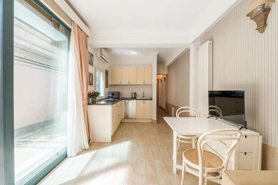 Kitchen or kitchenette, Living room