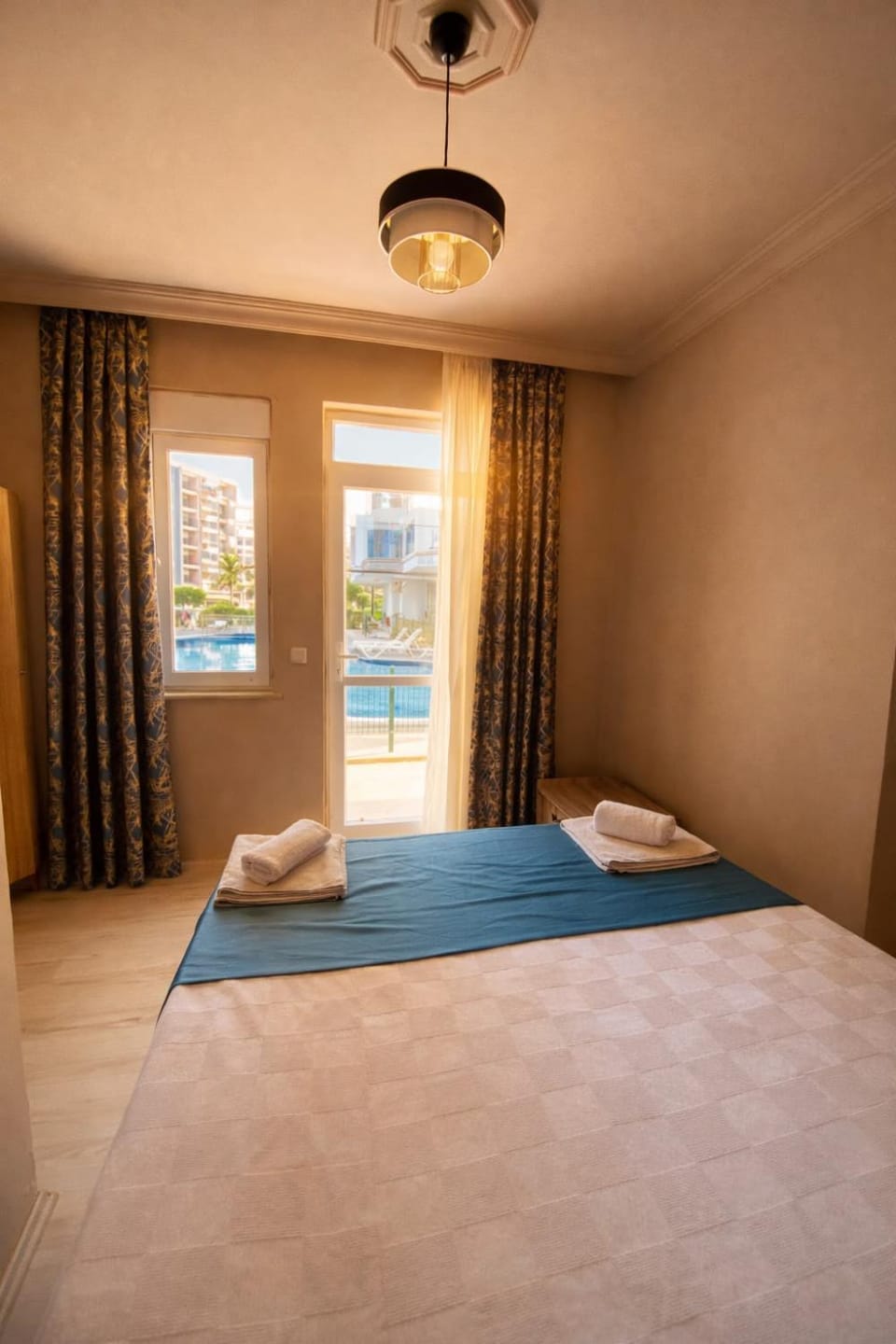 Bed, Bedroom, towels