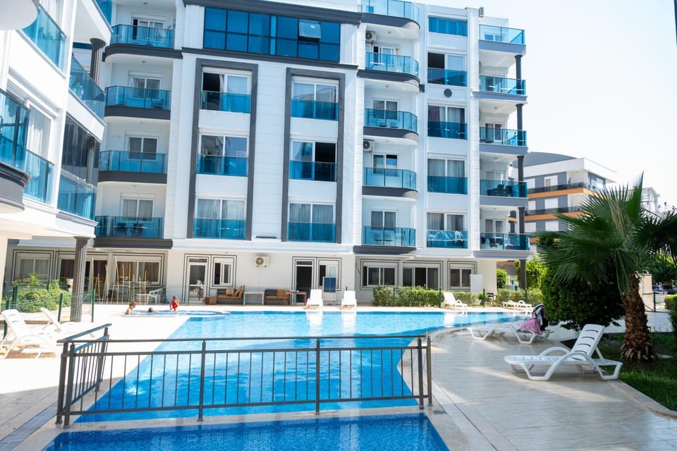 Property building, Day, Pool view, Swimming pool, Swimming pool, sunbed