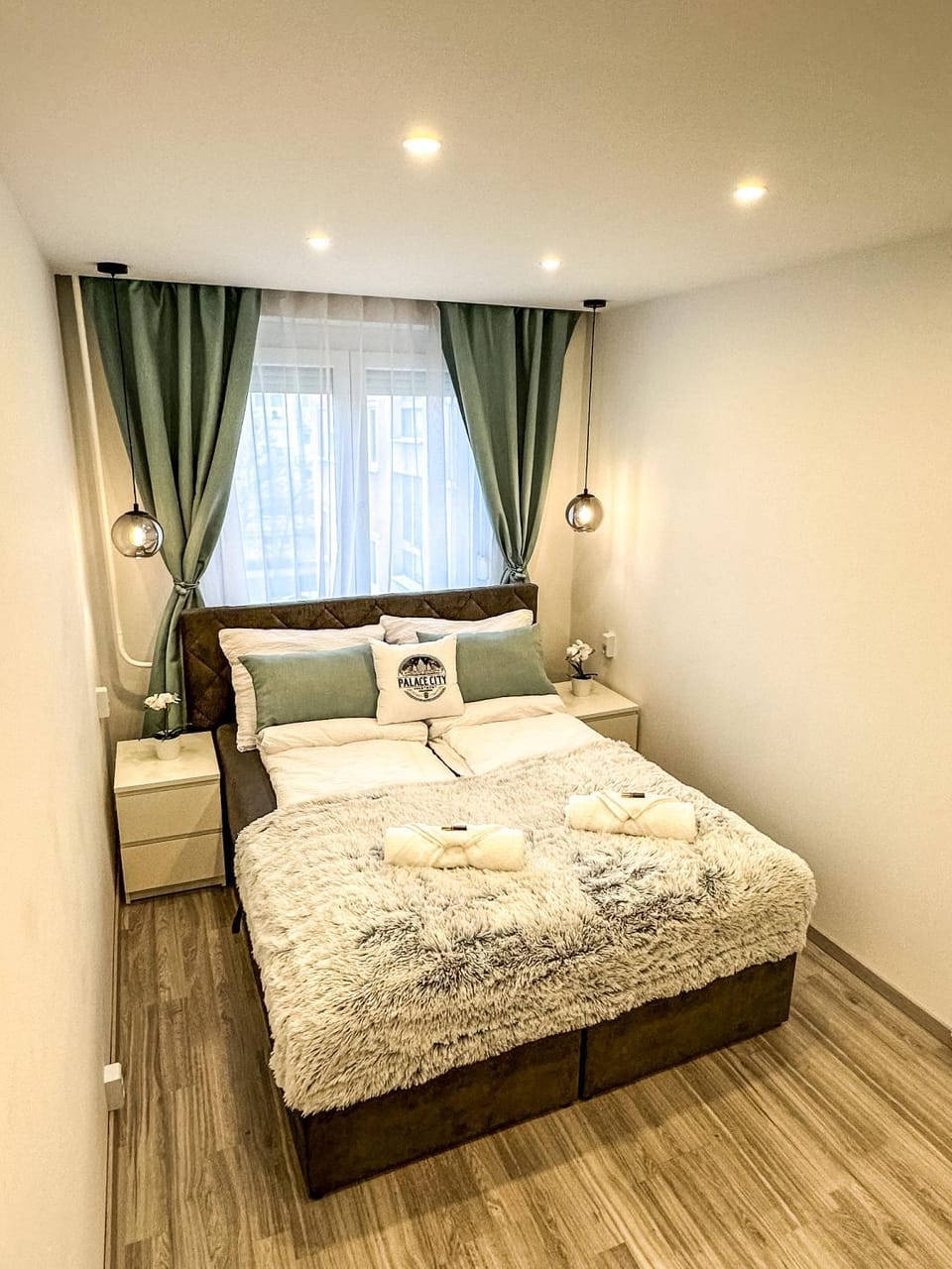 Bed, Photo of the whole room, Bedroom, towels