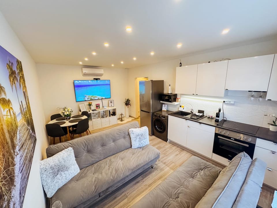 TV and multimedia, Living room, Seating area, Dining area, oven, stove