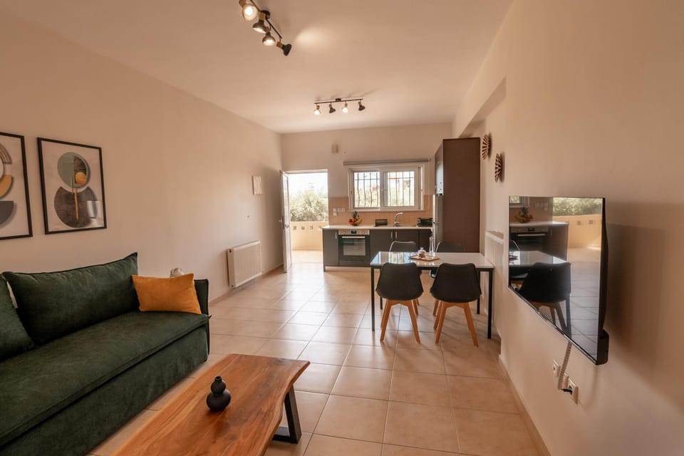 Kitchen or kitchenette, Seating area, Dining area
