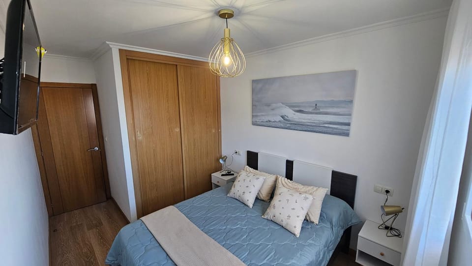 Bed, TV and multimedia, Photo of the whole room, wardrobe