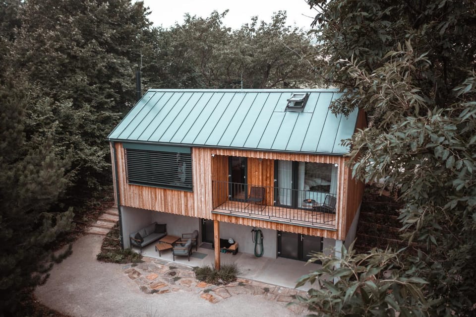Property building, Day, Balcony/Terrace
