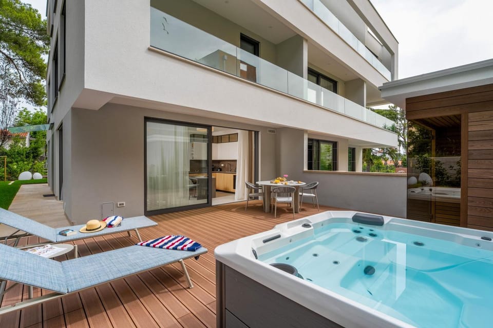 Patio, Hot Tub, Balcony/Terrace