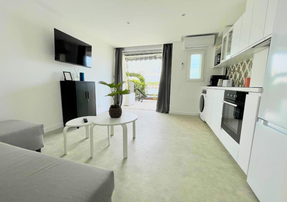 TV and multimedia, Kitchen or kitchenette, Living room, oven, stove