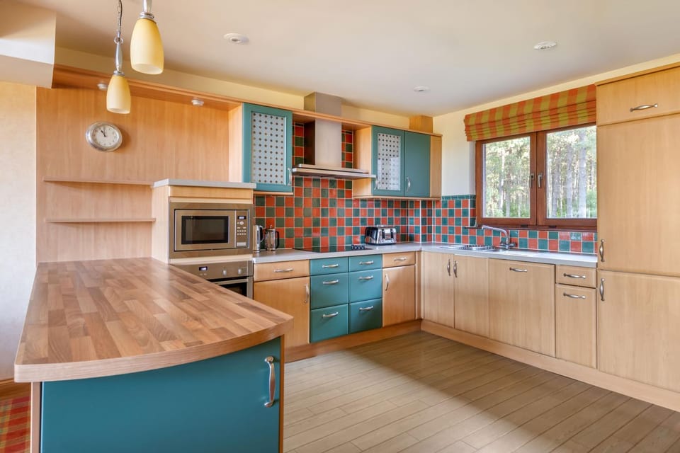 Coffee/tea facilities, Kitchen or kitchenette, oven, stove