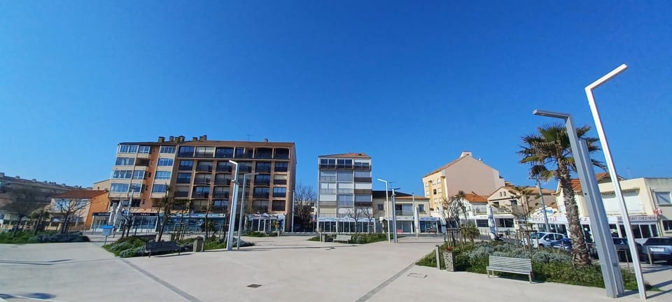 Property building, Neighbourhood, Location