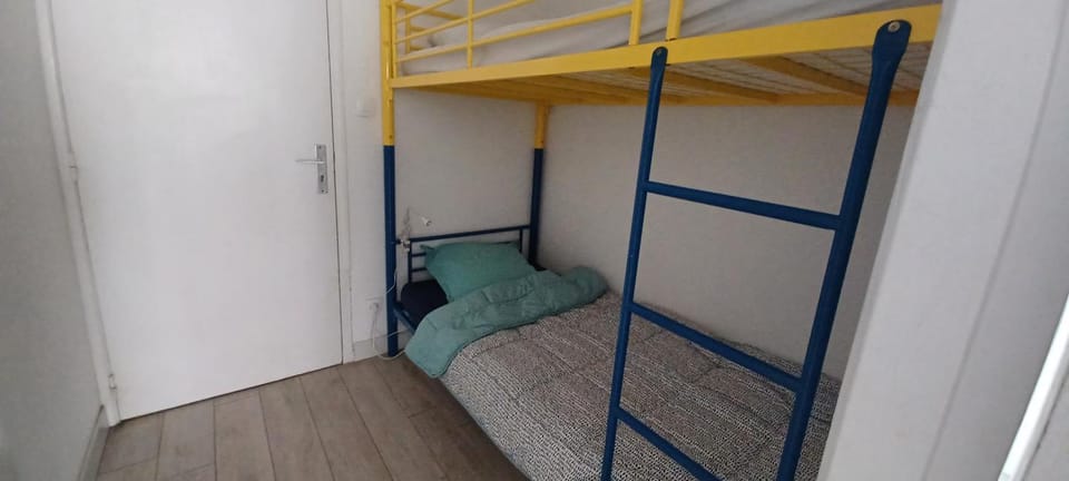 Bedroom, bunk bed