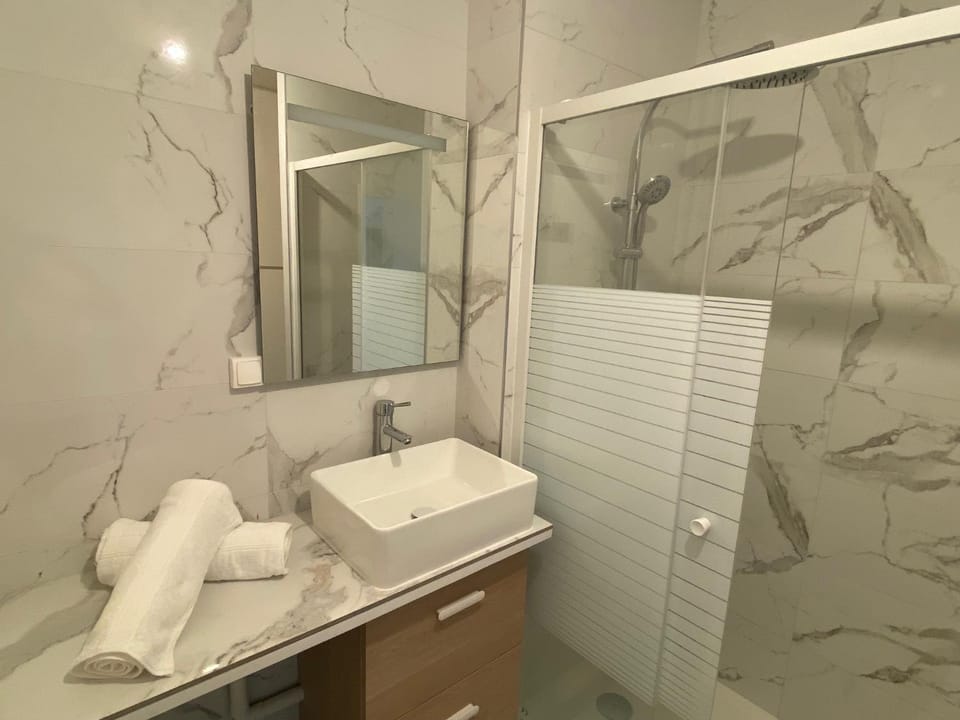 Shower, Bathroom, towels