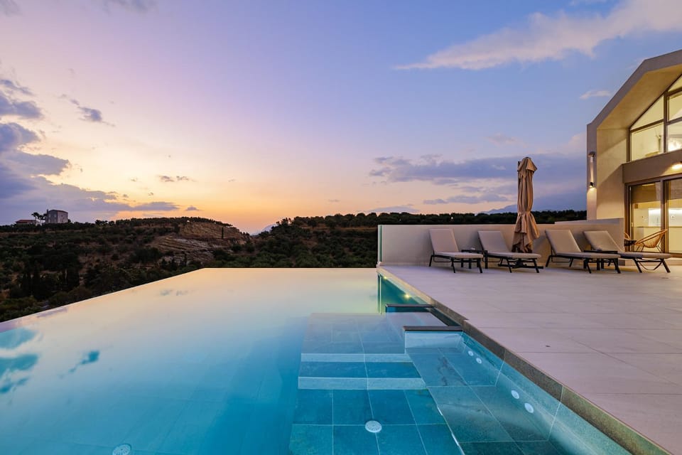 Patio, Day, Natural landscape, Hot Tub, Pool view, Swimming pool, Swimming pool, Sunset, sunbed