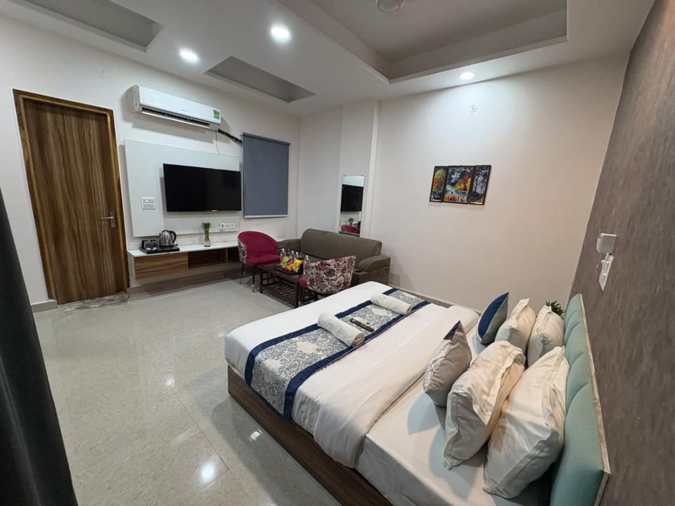 Photo of the whole room, Bedroom