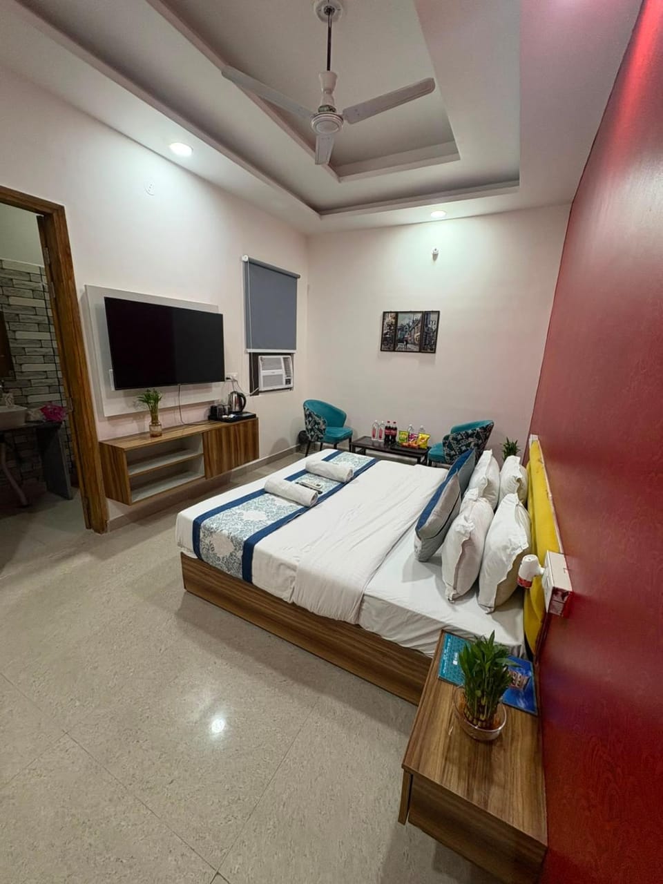 Bed, Photo of the whole room, Bedroom