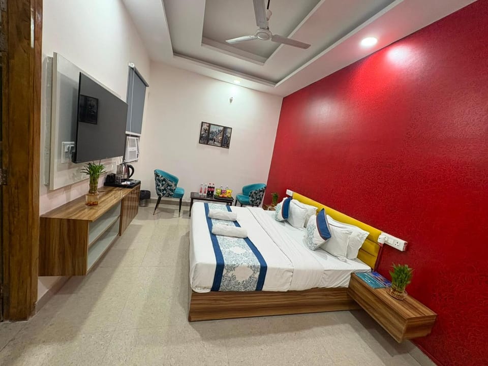 Bed, TV and multimedia, Living room, Photo of the whole room, Bedroom, air conditioner