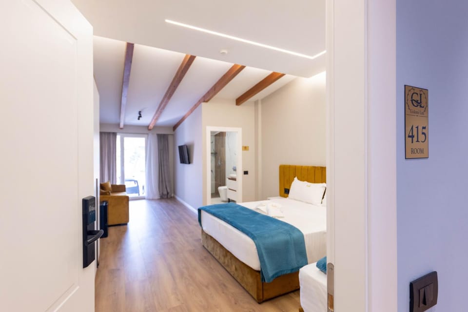 Bed, TV and multimedia, Photo of the whole room, Bedroom