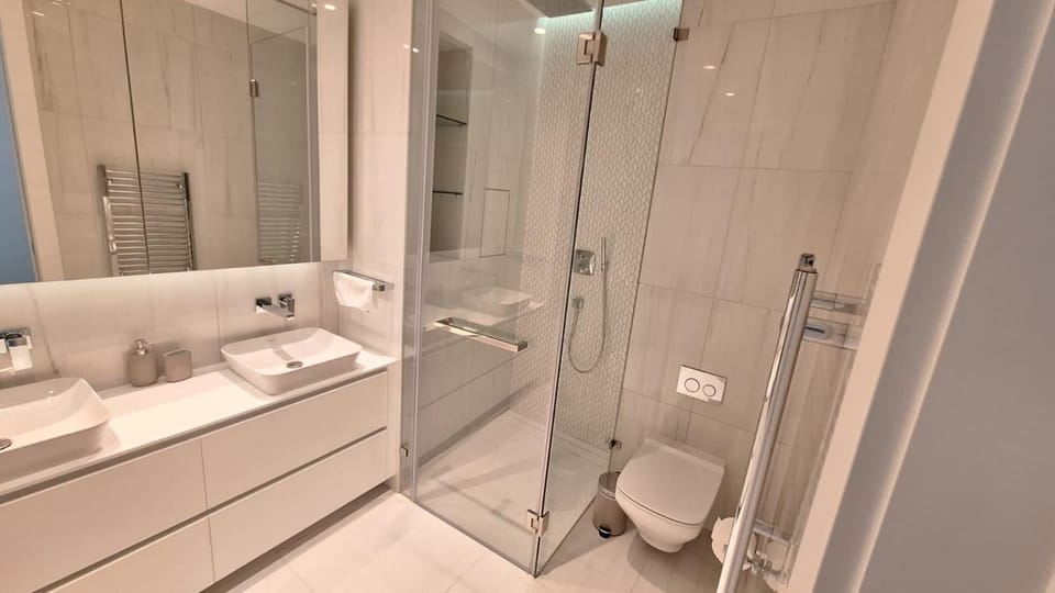 Shower, Toilet