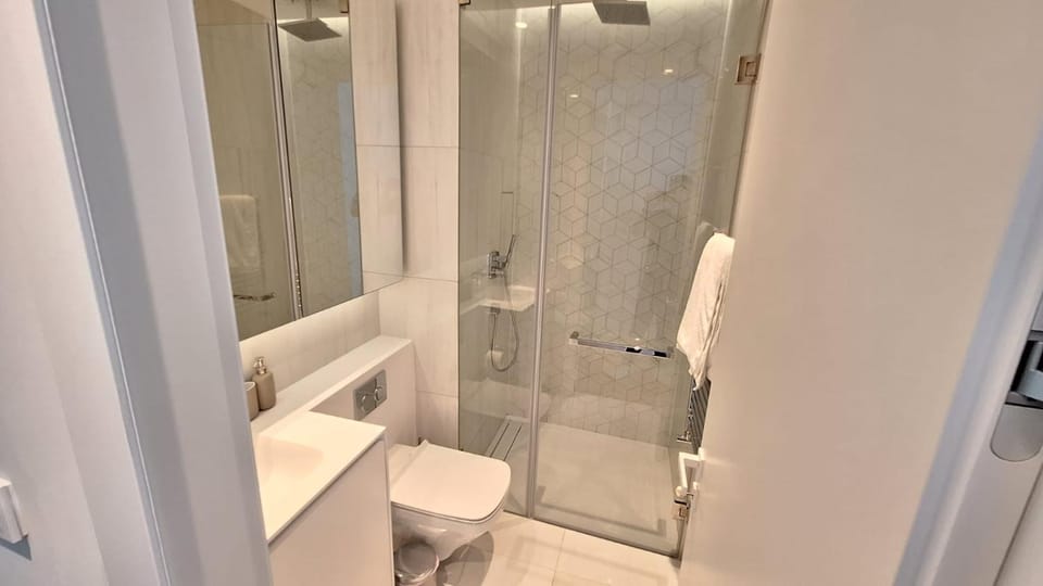 Shower, Toilet
