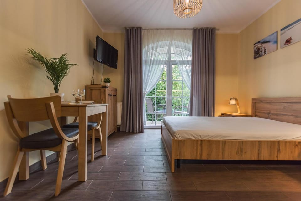 Bed, TV and multimedia, Living room, Photo of the whole room, Seating area, Dining area, Bedroom